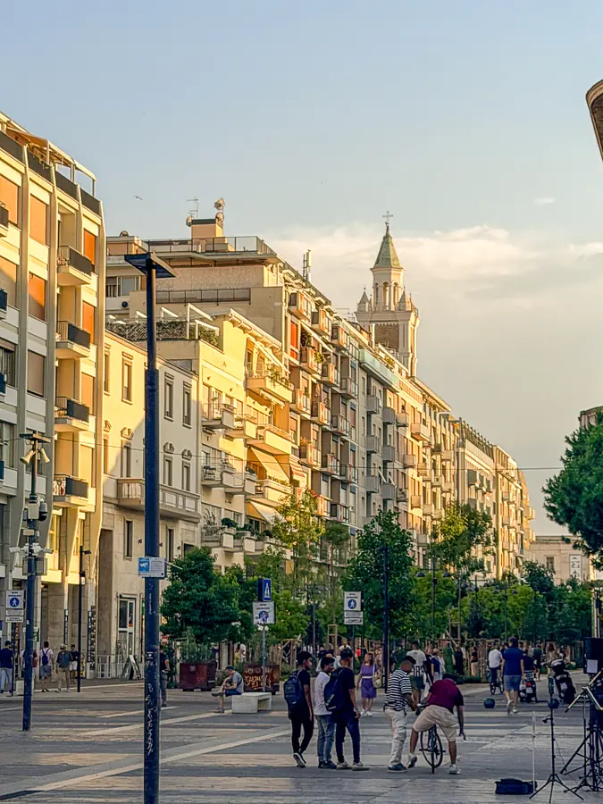 Corso Umberto alla luce dorata della sera, con il campanile sullo sfondo