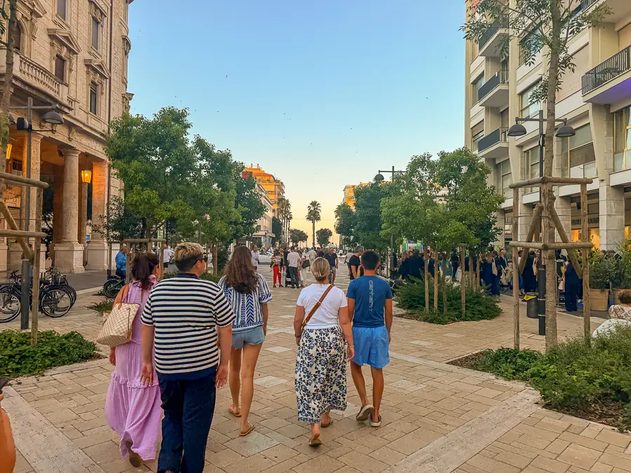 Persone a passeggio su Corso Umberto in una sera d'estate
