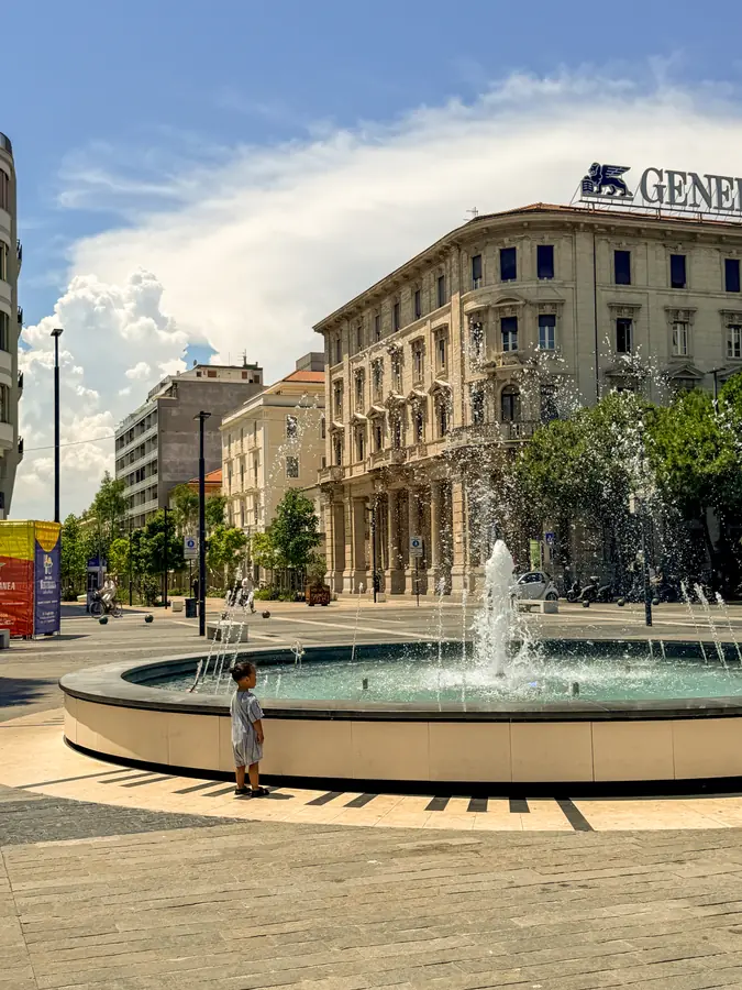La fontana di Piazza della Rinascita con i palazzi storici intorno